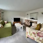 Charming 2 Bedroom Cottage With Parking