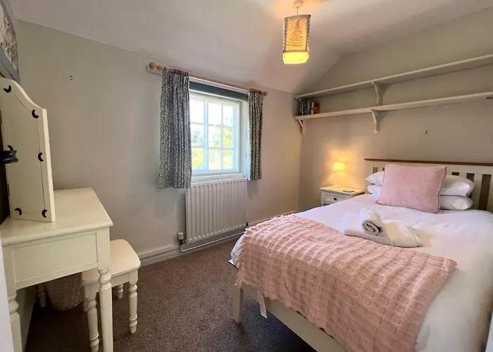 Charming 2 Bedroom Cottage With Parking