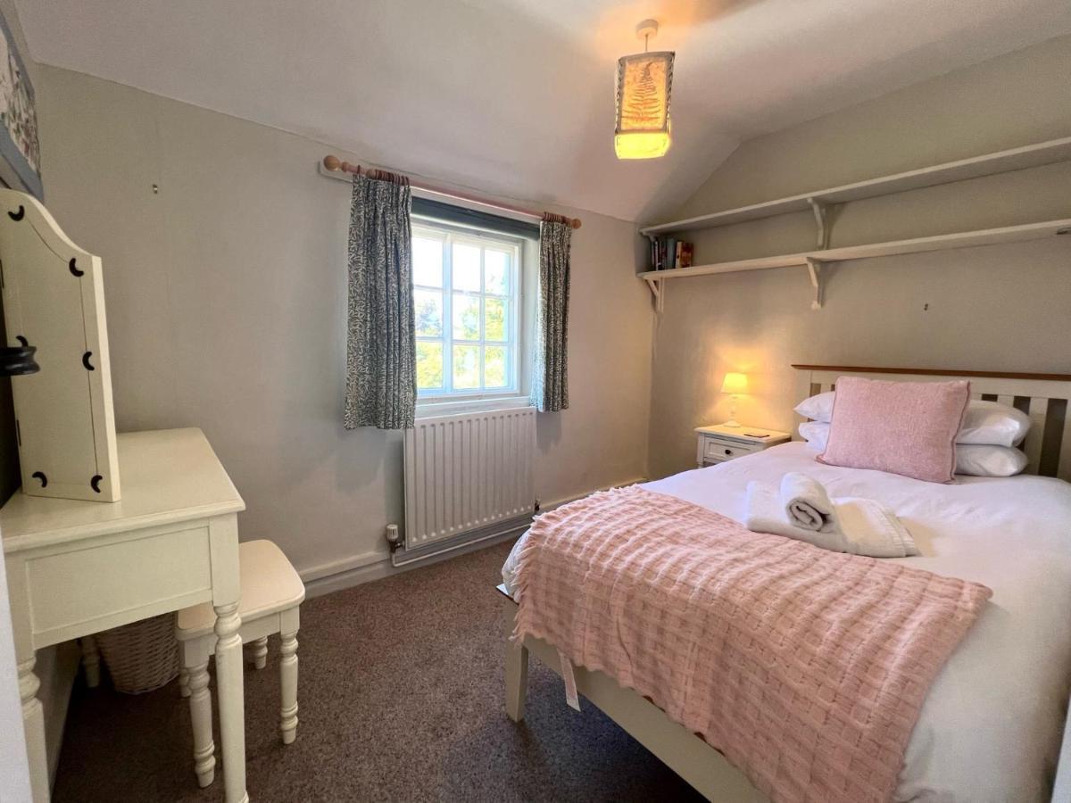 Charming 2 Bedroom With Parking *
